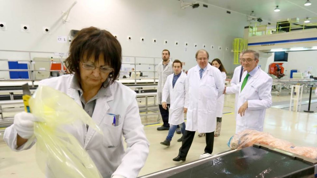El presidente de la Junta de Castilla y León, Juan Vicente Herrera, visita la compañía Aciturri. Junto a él, el presidente del grupo Aciturri, Ginés Clemente-Ical