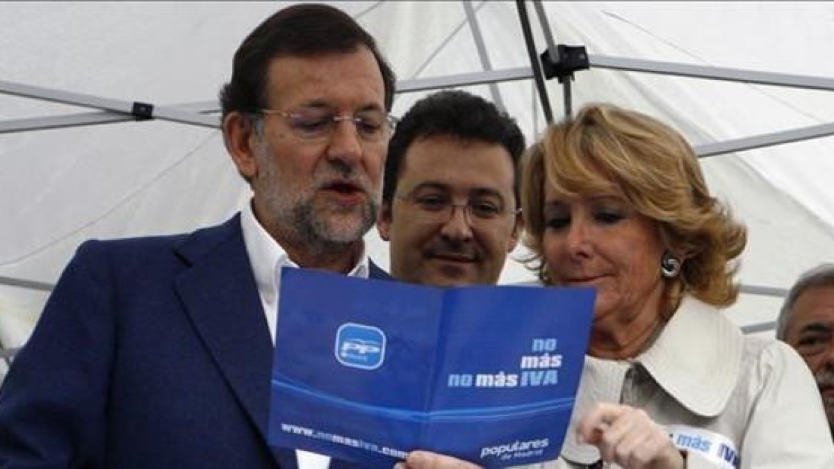 Rajoy y Aguirre, en el 2010, en un mitin contra el IVA cultural que después el PP acabó subiendo.-AGUSTÍN CATALÁN