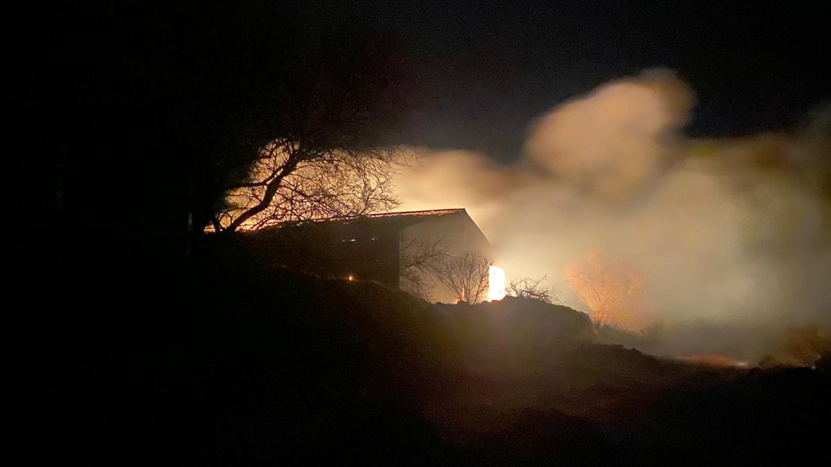 El fuego ha arrasado una nave con cerca de 300 ovejas en Fuentemolinos