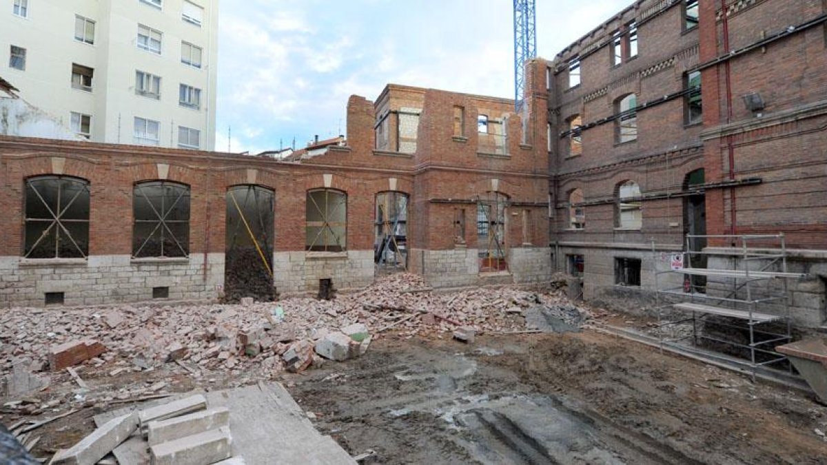 Estado actual de la fachada derribada del colegio Niño Jesús, de la que solo ha quedado en pie la primera planta.-ISRAEL L. MURILLO