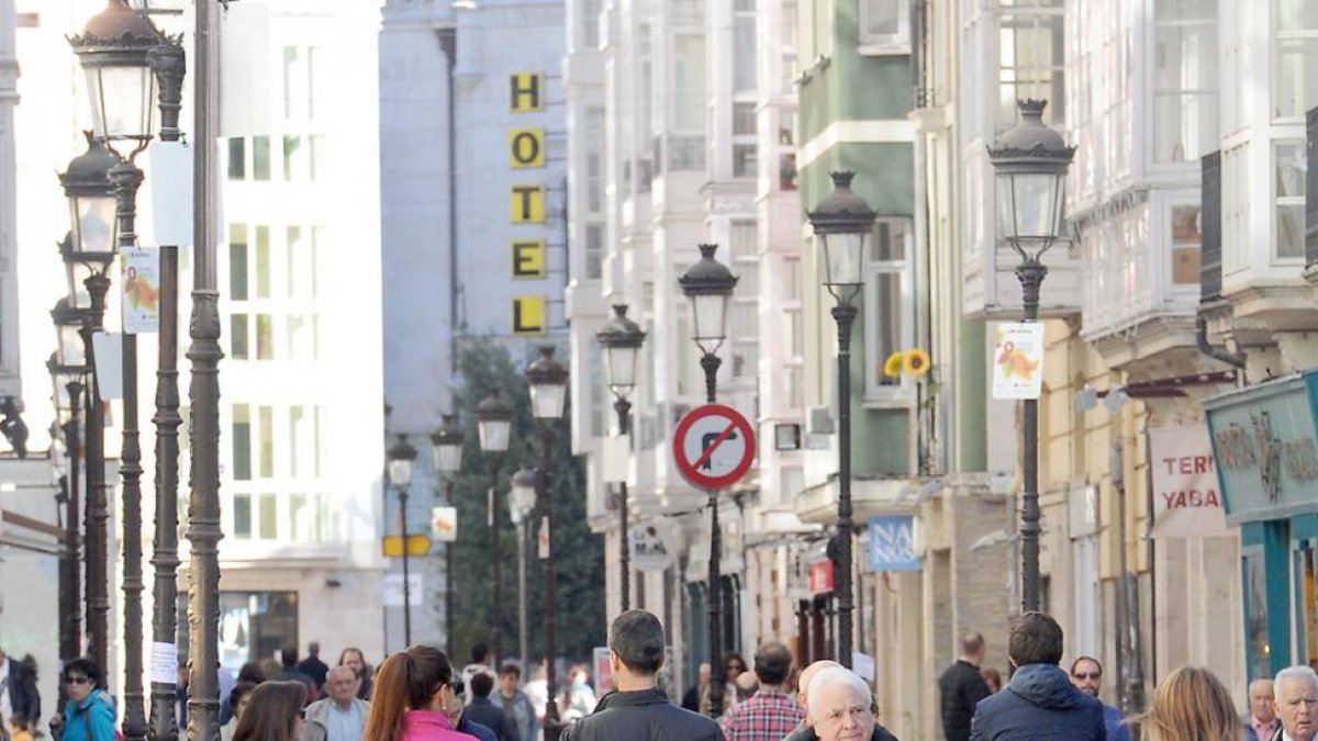 Varias personas pasean por la calle Laín Calvo.-ISRAEL L. MURILLO