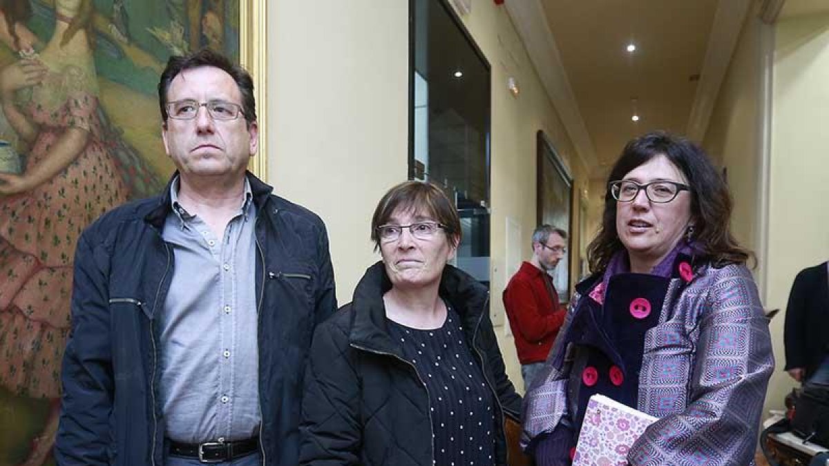Roberto Ortiz y María Eugenia Galarreta (centro) después de su reunión con el socialista David Jurado.-RAÚL G. OCHOA