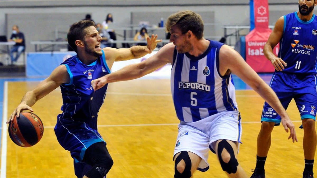 Nikolic fuerza la acción ofensiva en el amistoso disputado contra el Oporto. TOMÁS ALONSO