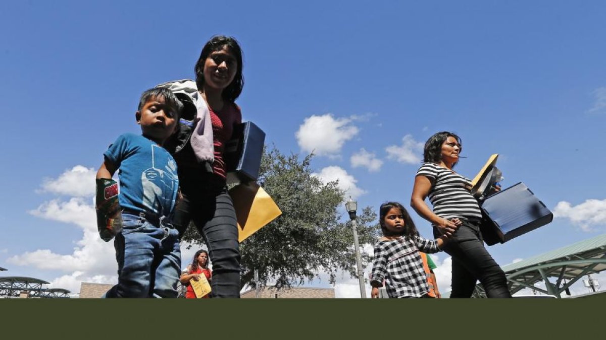 Familias migrantes son procesadas en la Estación Central de Autobuses antes de ser trasladadas a Caridades Católicas, en McAllen, Texas.-LARRY W. SMITH (EFE)