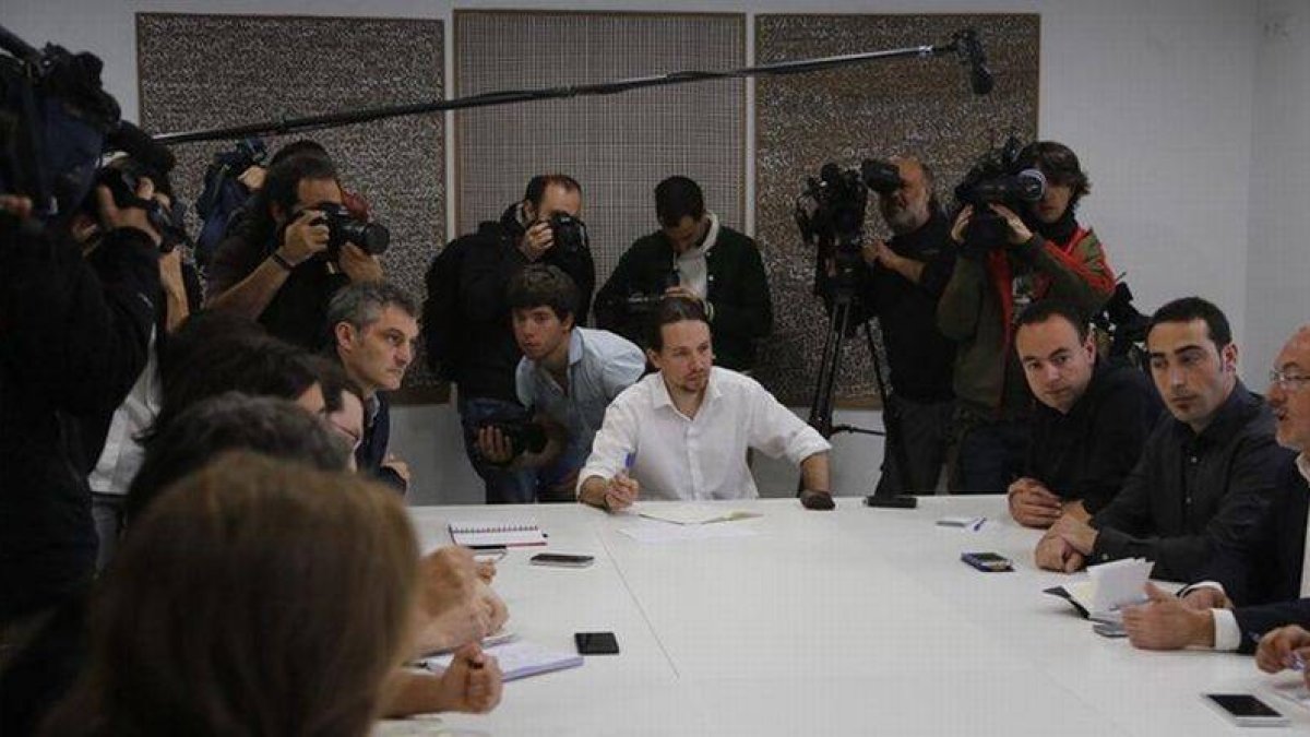 Pablo Iglesias, reunido con los 13 candidatos autonómicos de Podemos, este jueves, 9 de abril, en Madrid.-Foto: AGUSTÍN CATALÁN