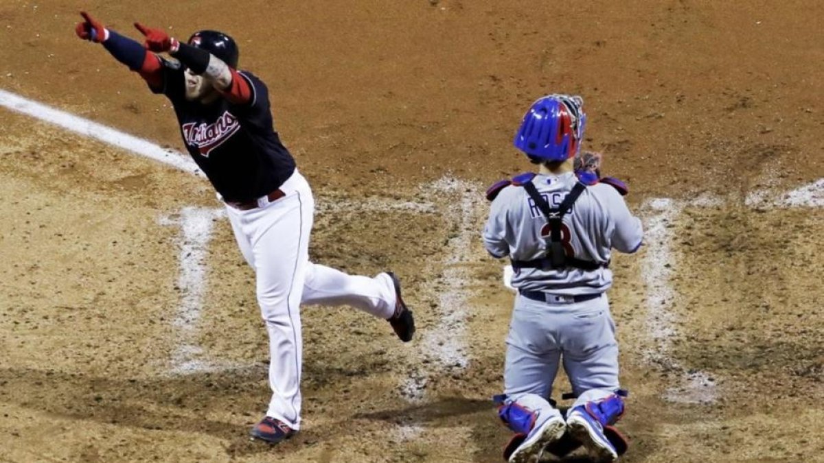 Los Indians inician las Series Mundiales dando un golpe de autoridad sobre la mesa ante los Chicago Cubs.-AP / DAVID J PHILLIP