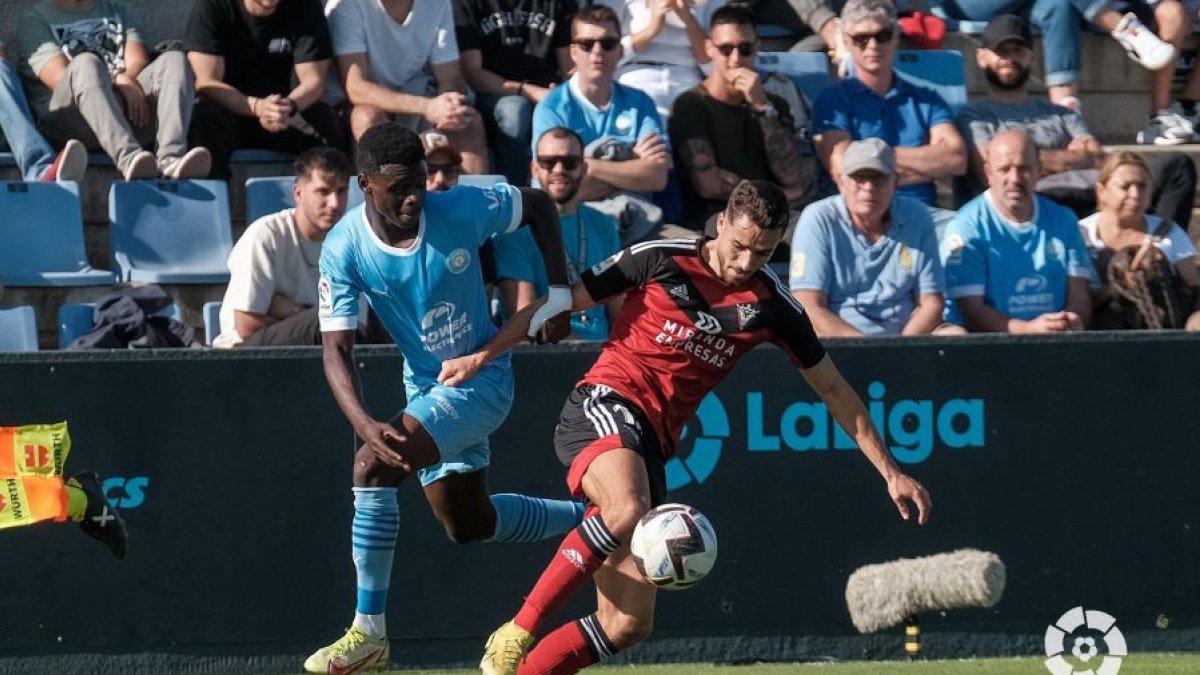 Salinas supera a Suli y se hace con el esférico. LaLiga