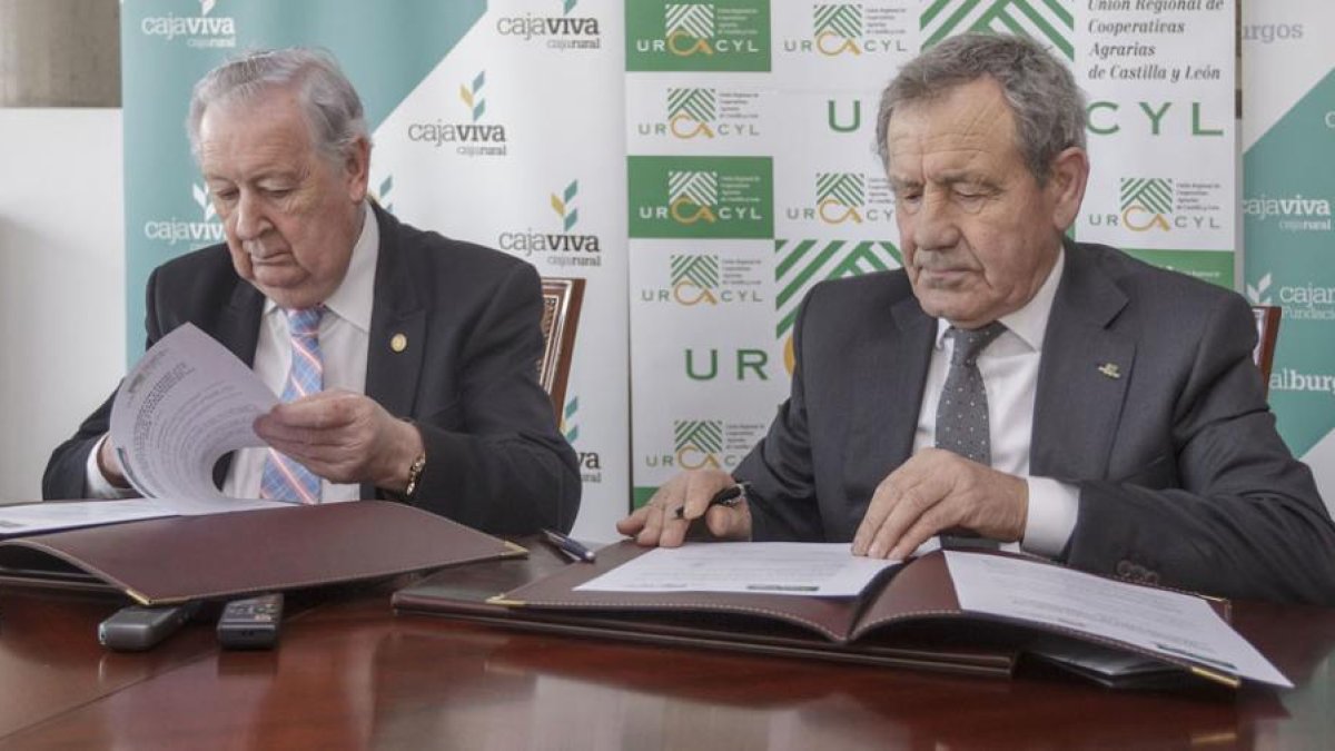 Pedro García (Ucar) y Gabriel Alonso (Urcacyl) durante la firma del convenio de colaboración entre ambas entidades.-S. O.