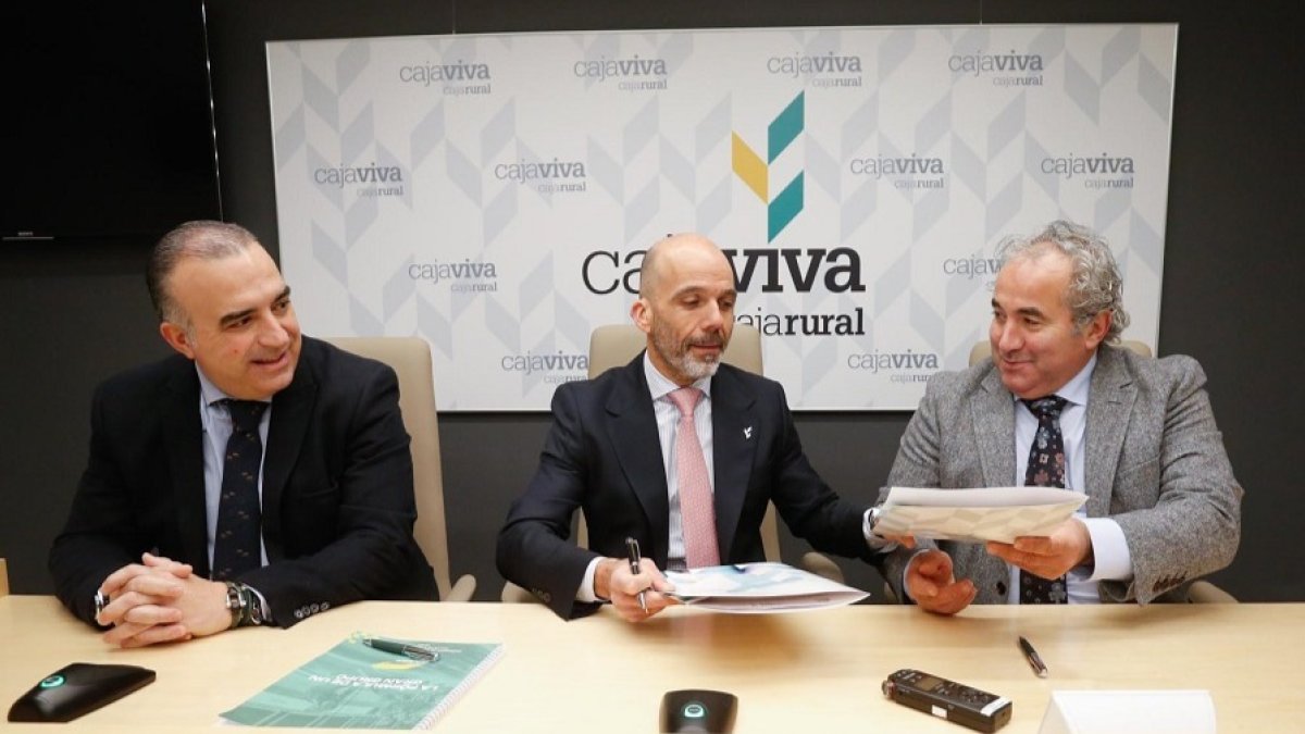 Rafael González, Javier Casado y Roberto Da Silva renuevan el convenio entre Cajaviva y la IGP Morcilla de Burgos. SANTI OTERO