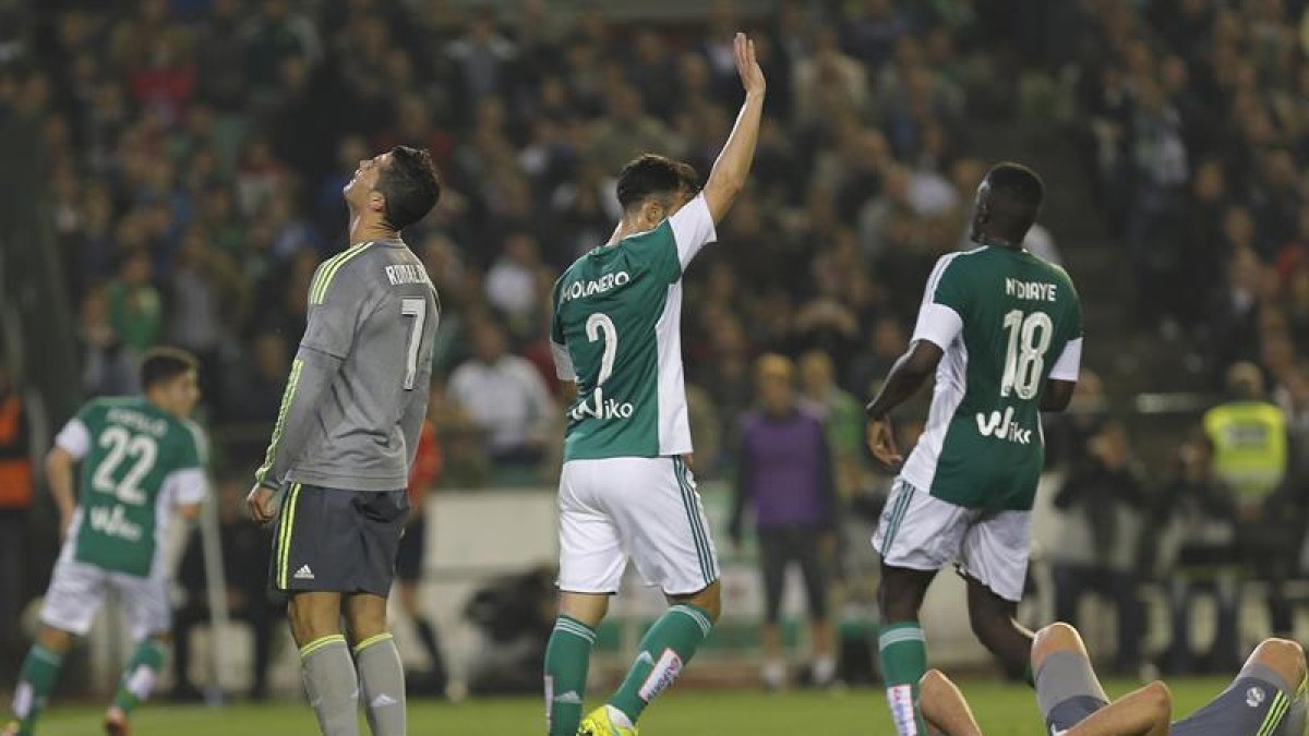 El delantero portugués del Real Madrid Cristiano Ronaldo (i) se lamenta durante el partido correspondiente a la vigésimo primera jornada de Liga en Primera División.-EFE