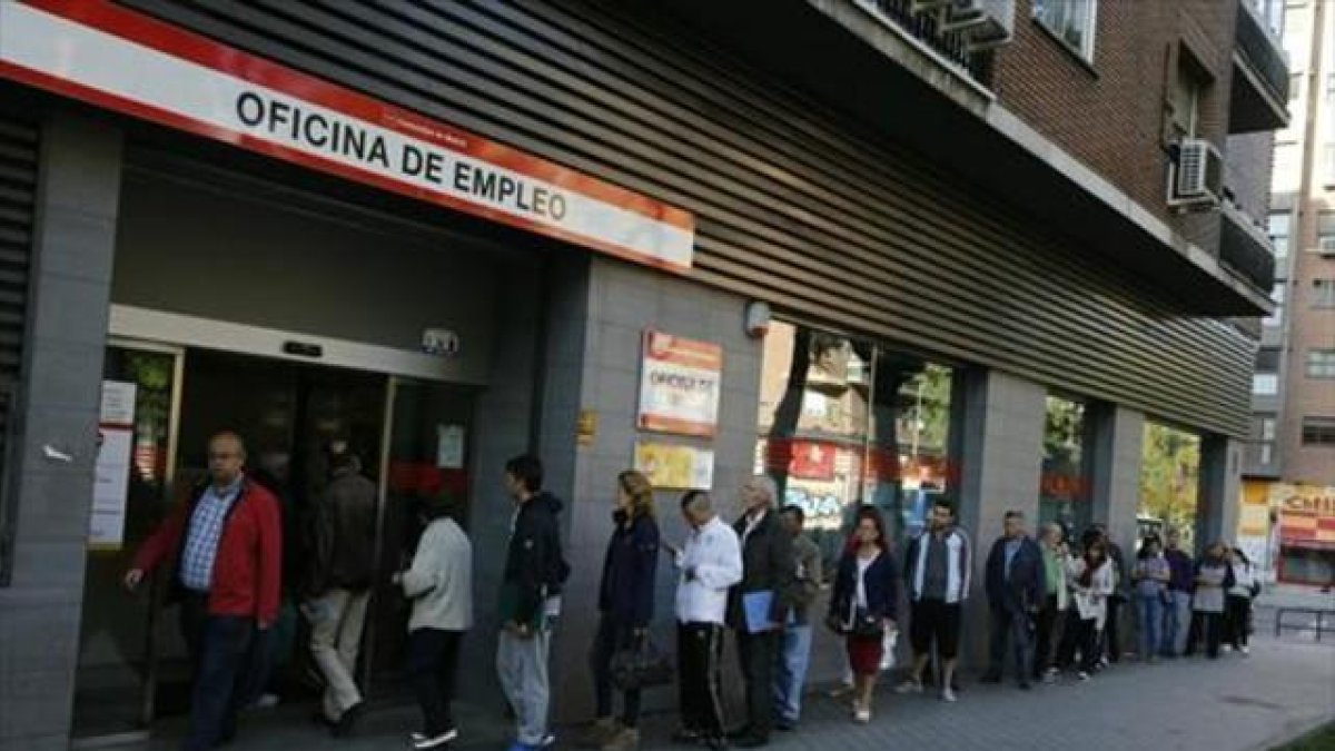 Cola de parados en una oficina de Empleo en Madrid el año pasado.-AGUSTÍN CATALAN
