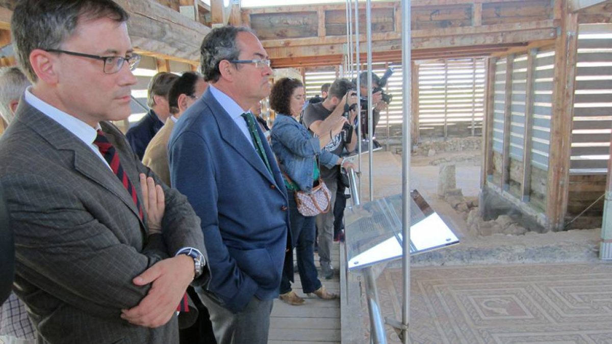 El director de Patrimonio (izq) durante la visita.-ECB