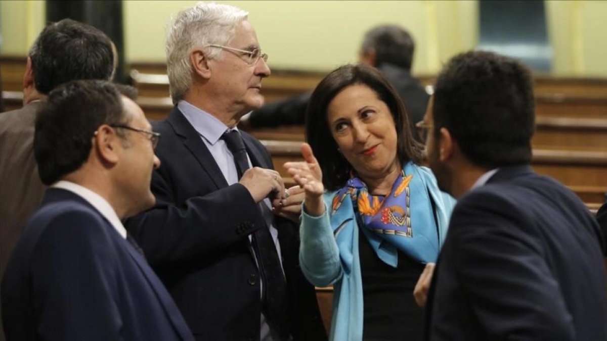 Los diputados del PSOE Margarita Robles y Miguel Ángel Heredia, junto al portavoz Antonio Hernando, en el Congreso.-JOSE LUIS ROCA