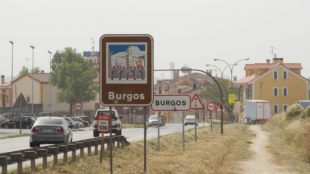 Imagen de un cartel de acceso a Burgos.-ISRAEL L. MURILLO