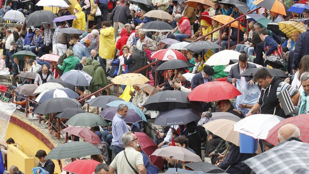 Los tendidos de El Plantío, cubiertos de paragüas en el primer festejo de la feria de 2014.-SANTI OTERO