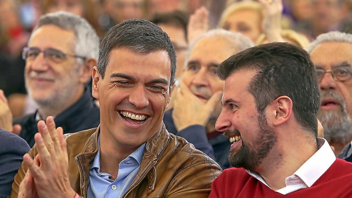 Pedro Sánchez y Luis Tudanca, este sábado en el mitin del candidado a las primarias en laCúpula del Milenio.-ICAL
