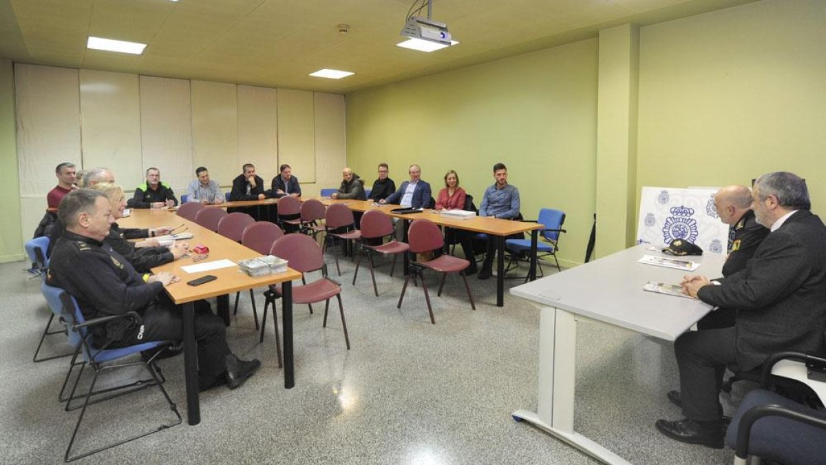 Imagen de la reunión de ayer entre comerciantes y Policía.-ISRAEL L. MURILLO