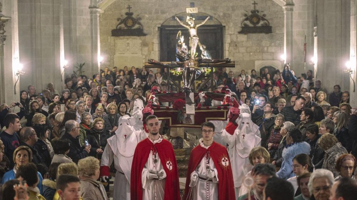 Momento del Vía Crucis Penitenciario que se celebró en la iglesia de San Lesmes.-ISRAEL L. MURILLO