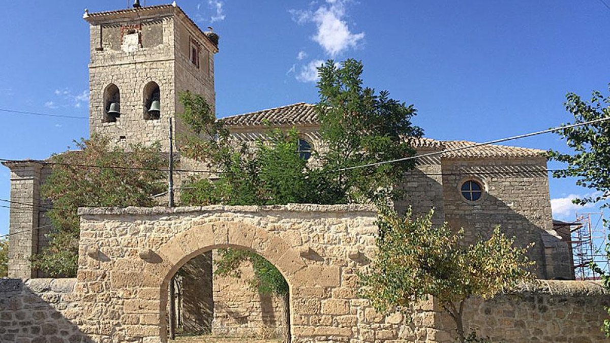 La torre de la iglesia de Villazopeque fue, en su día, uno de los 28 puestos telegráficos de Castilla y León.-ECB