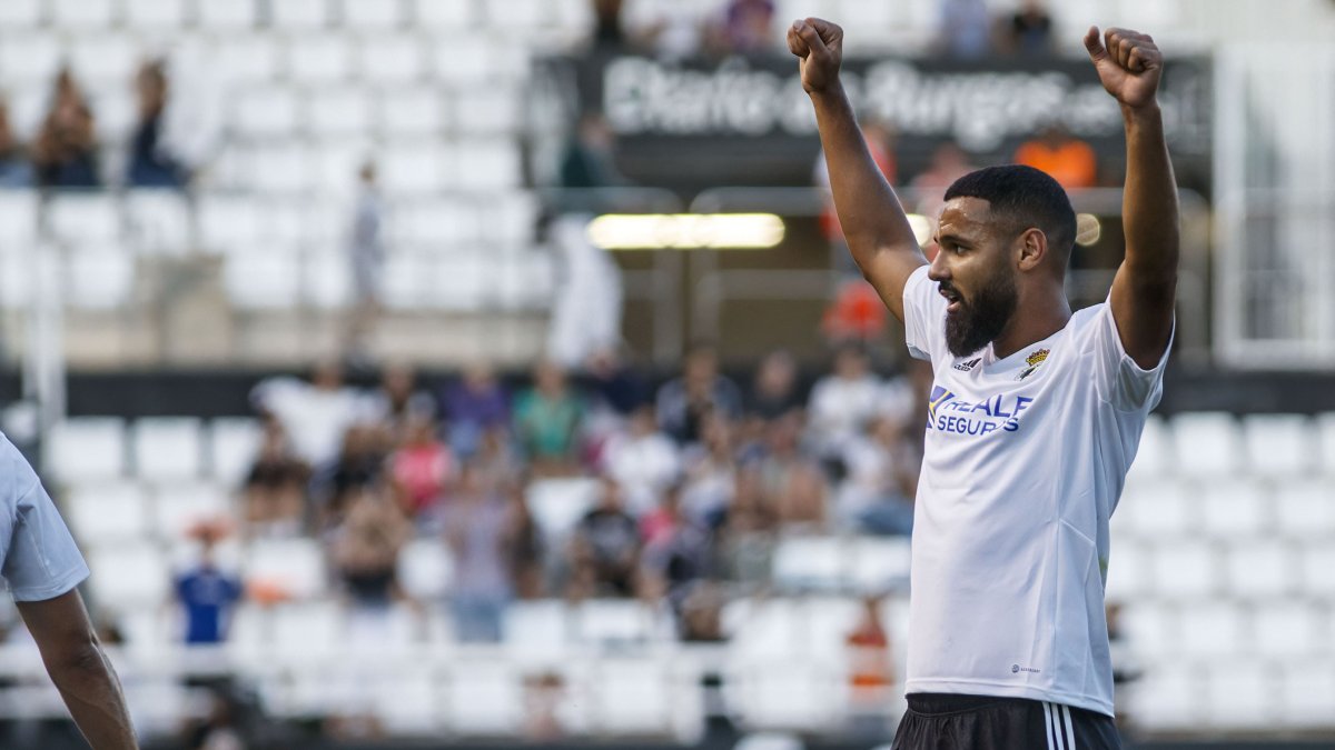 El recién fichado Mourad tuvo sus primeros minutos con el Burgos en El Plantío. SANTI OTERO