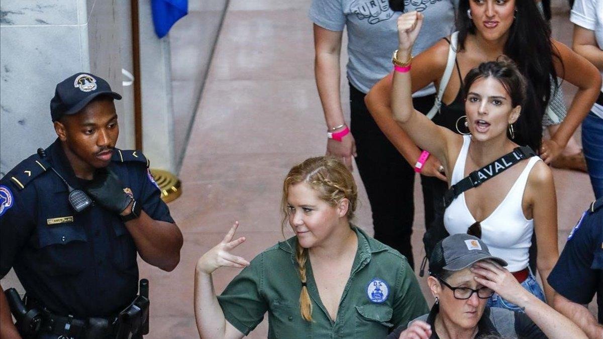 Momento en el que la actriz y la modelo fueron detenidas-