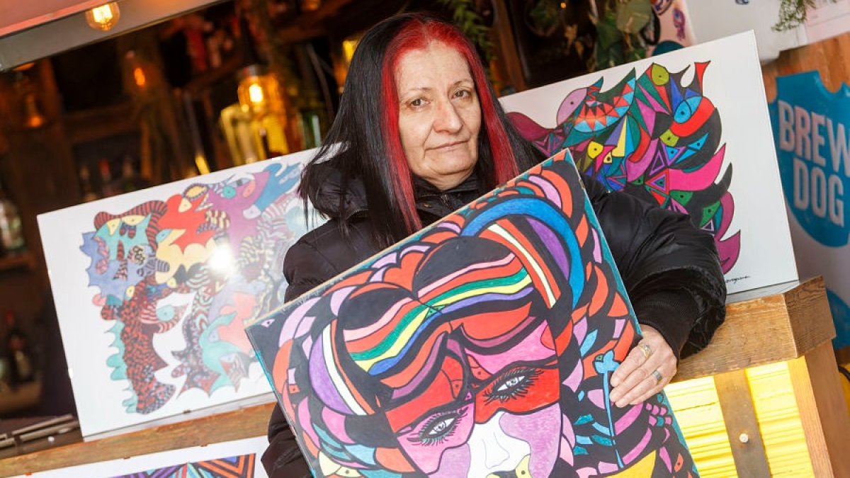 Montse Fuente Martín posa orgullosa con varias de las obras que expondrá en el bar Jabato. SANTI OTERO