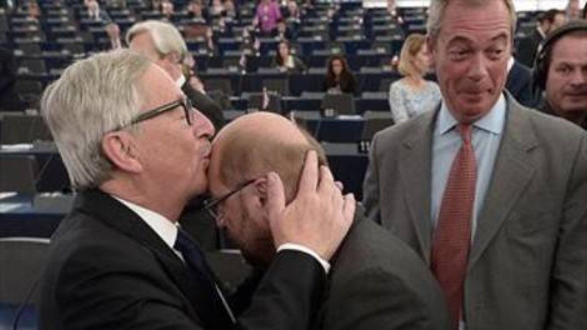 El extrovertido Juncker besa a Tusk.-AFP/FREDERIK FLORIN