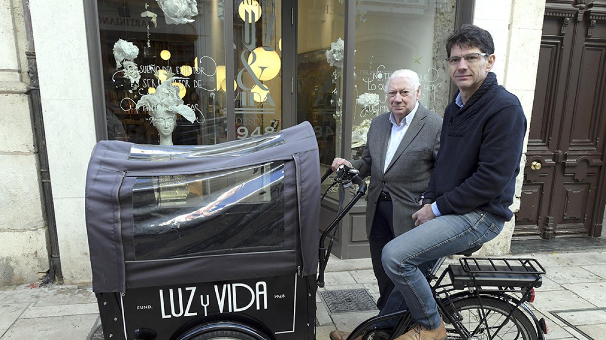 Álvaro Manso Ortiz (en el bicicarro) junto a su padre, el también librero Álvaro Manso Urbano. Ricardo Ordóñez / ICAL