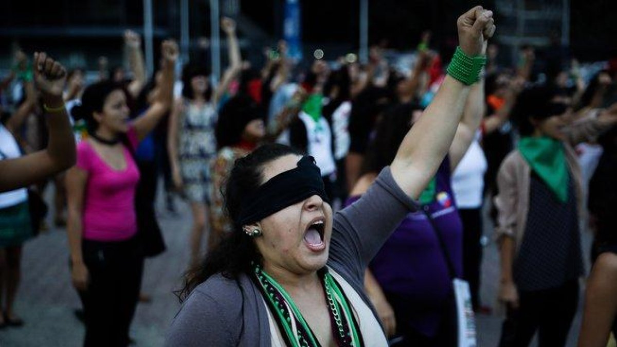 Las mujeres corearon y bailaron la canción en una zona emblemática de Caracas conocida como Plaza Venezuela.-EFE