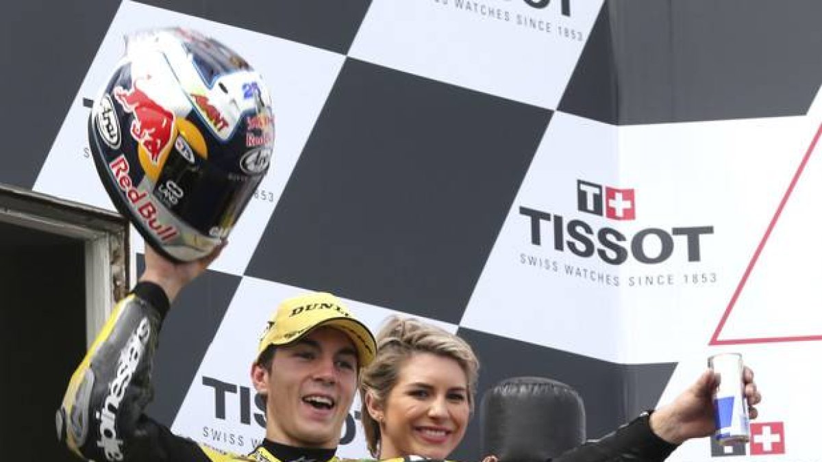 Maverick Viñales levantando su casco para celebrar la victoria en Moto 2 en el Gran Premio australiano de Phillip Island.-AP