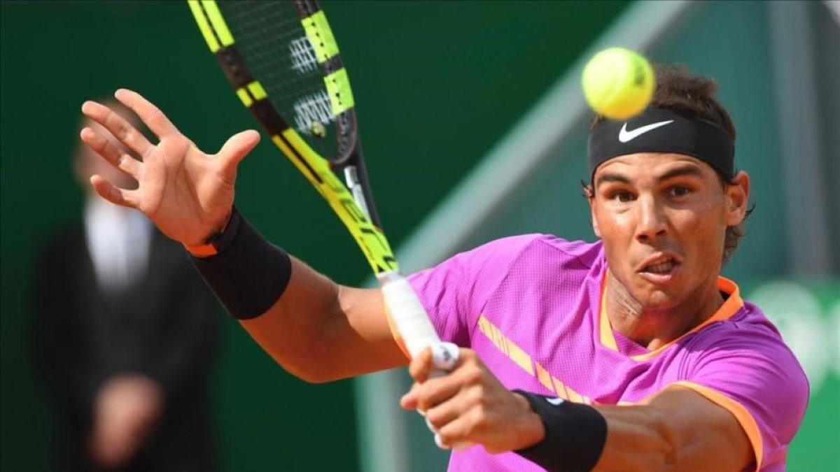 Nadal devuelve una bola al británico Edmund en su pulso en Montecarlo-YANN COATSALIOU / AFP