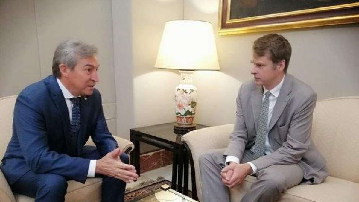 Hugh Elliot (izquierda) en una reunión con el delegado de Gobierno en Andalucía.-EUROPA PRESS