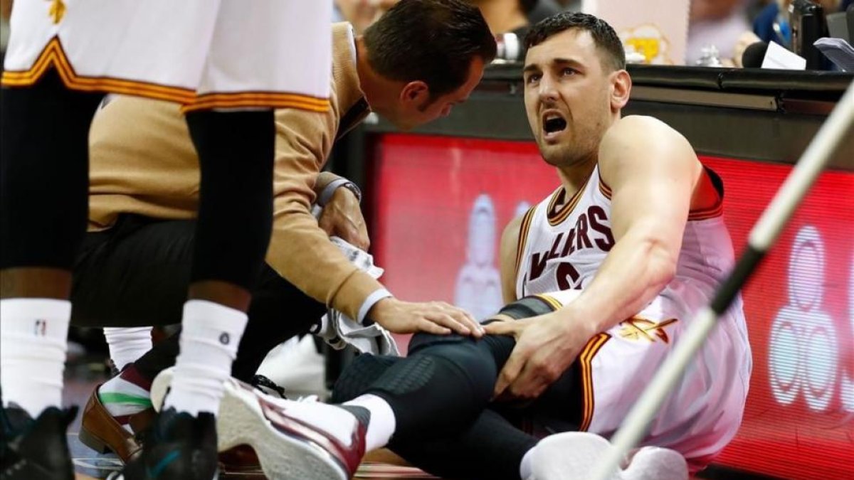 Andrew Bogut en el suelo tras fracturarse la tibia.-AFP
