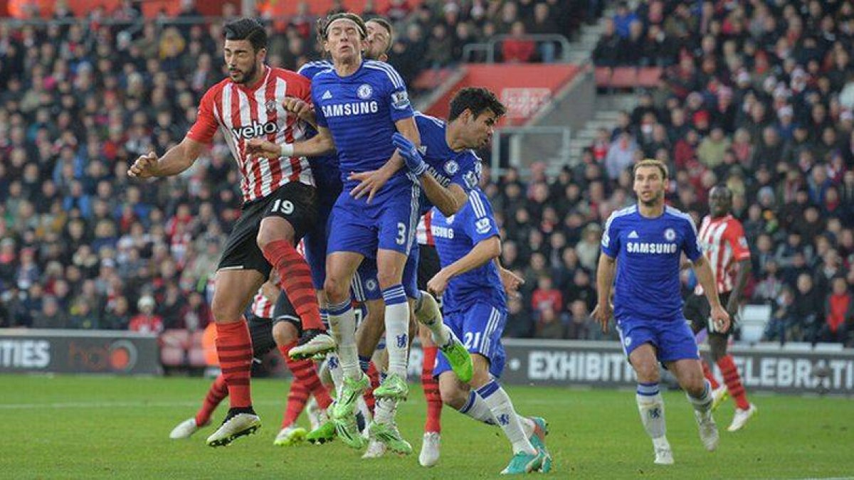 Graziano Pelle, Filipe Luis y Diego Costa pelean por el balón durante el partido entre el Chelsea y el Southampton.-Foto: AFP / GLYN KIRK