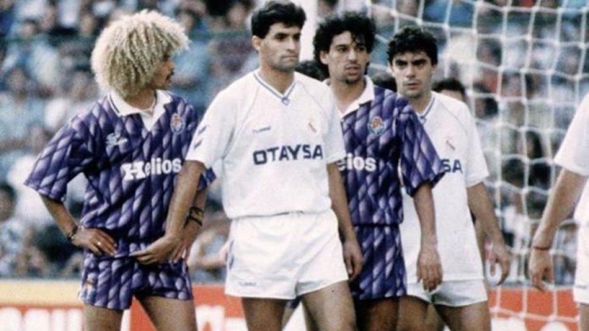 Imagen de los tocamientos de Míchel a Valderrama en 1991.-/ ARCHIVO