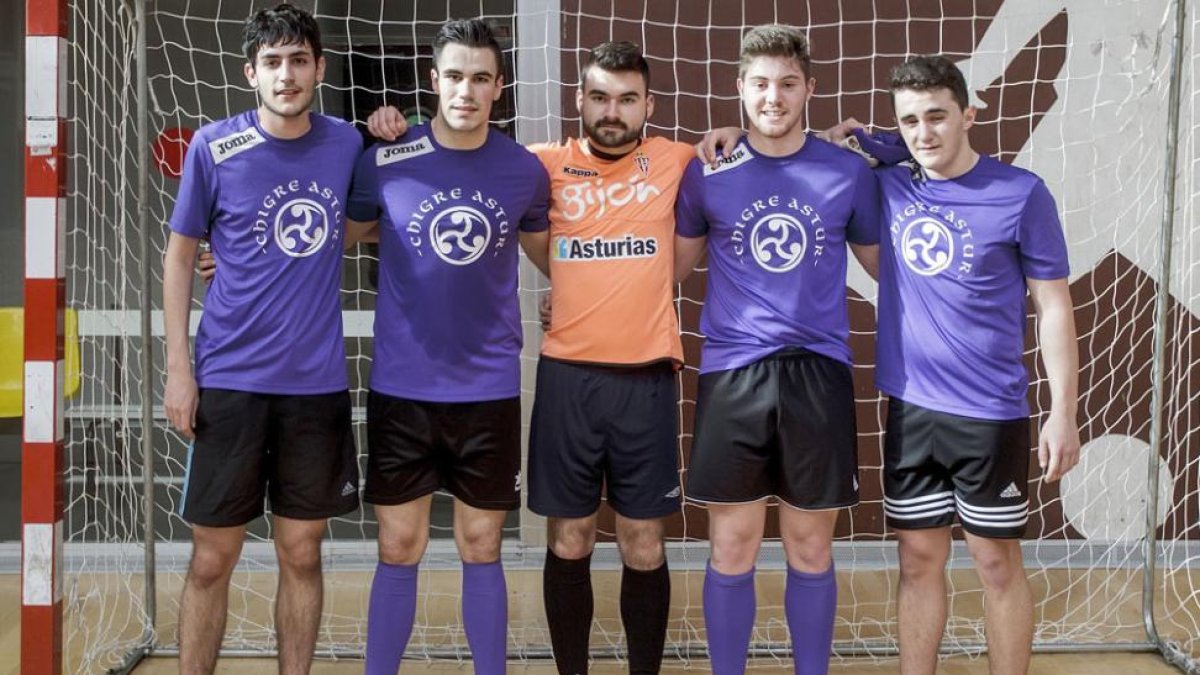 Imagen de la plantilla del Chigre Astur, que ocupa actualmente el liderato en Segunda División-Israel L. Murillo