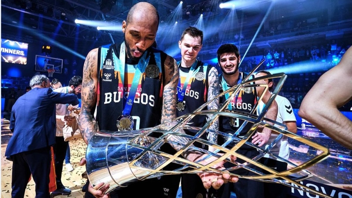 Horton, hoy lesionado, sostiene el trofeo de la segunda BCL conquistada por el Hereda San Pablo. FIBA