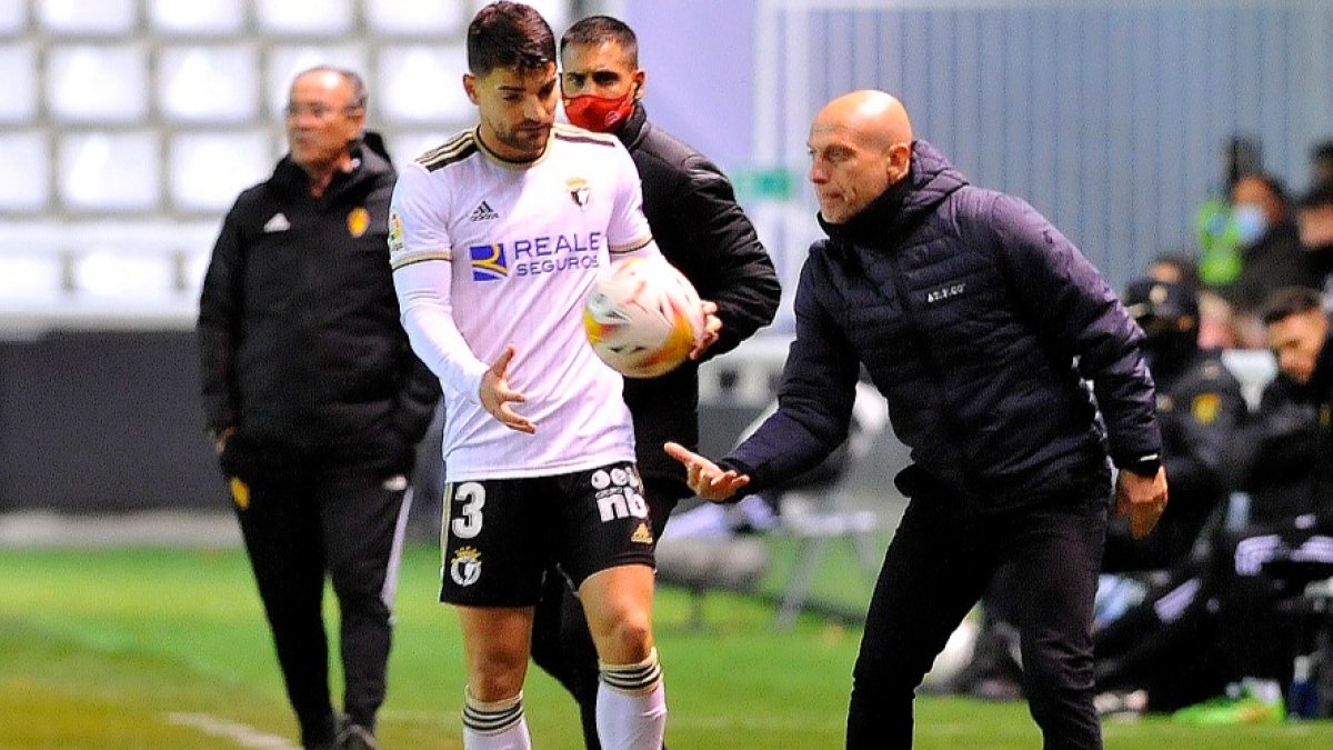 Fran García recibe el balón de manos de Calero antes de sacar de banda. TOMÁS ALONSO