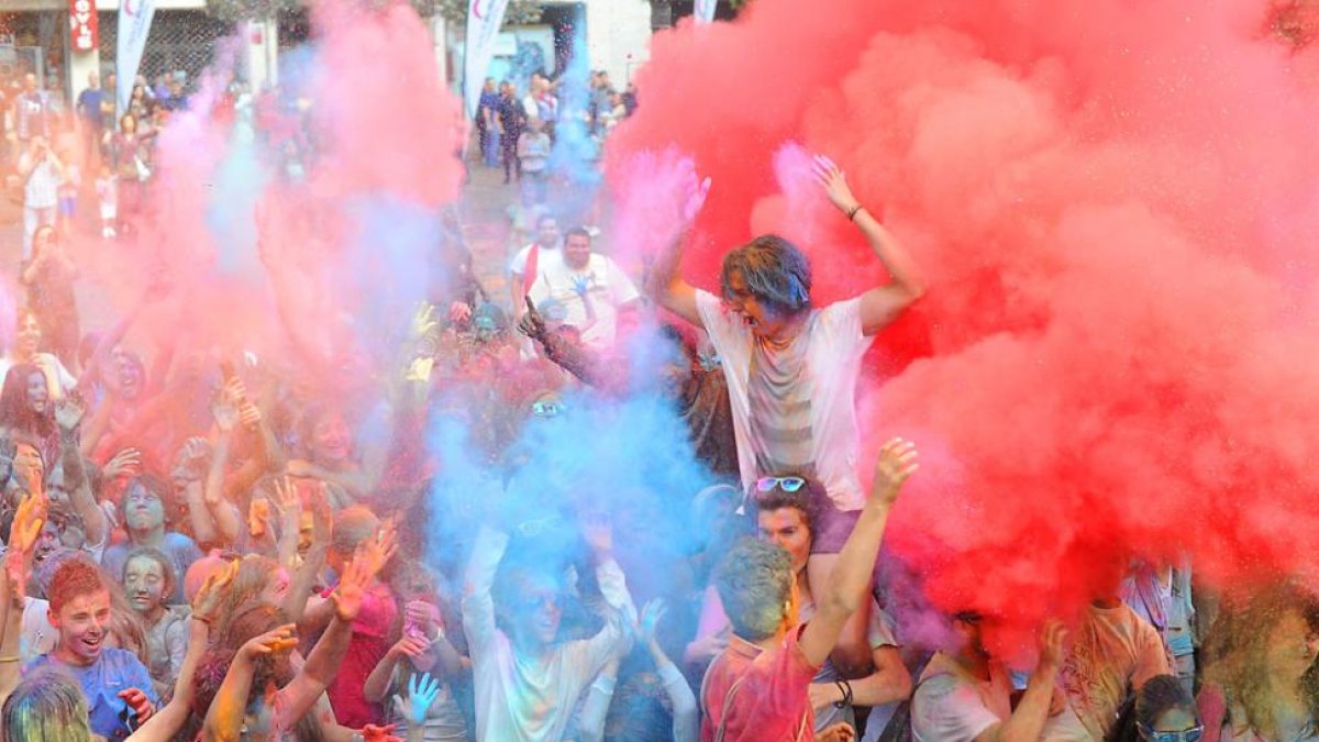 Decenas de personas disfrutan de la fiesta Holi.-ISRAEL L. MURILLO