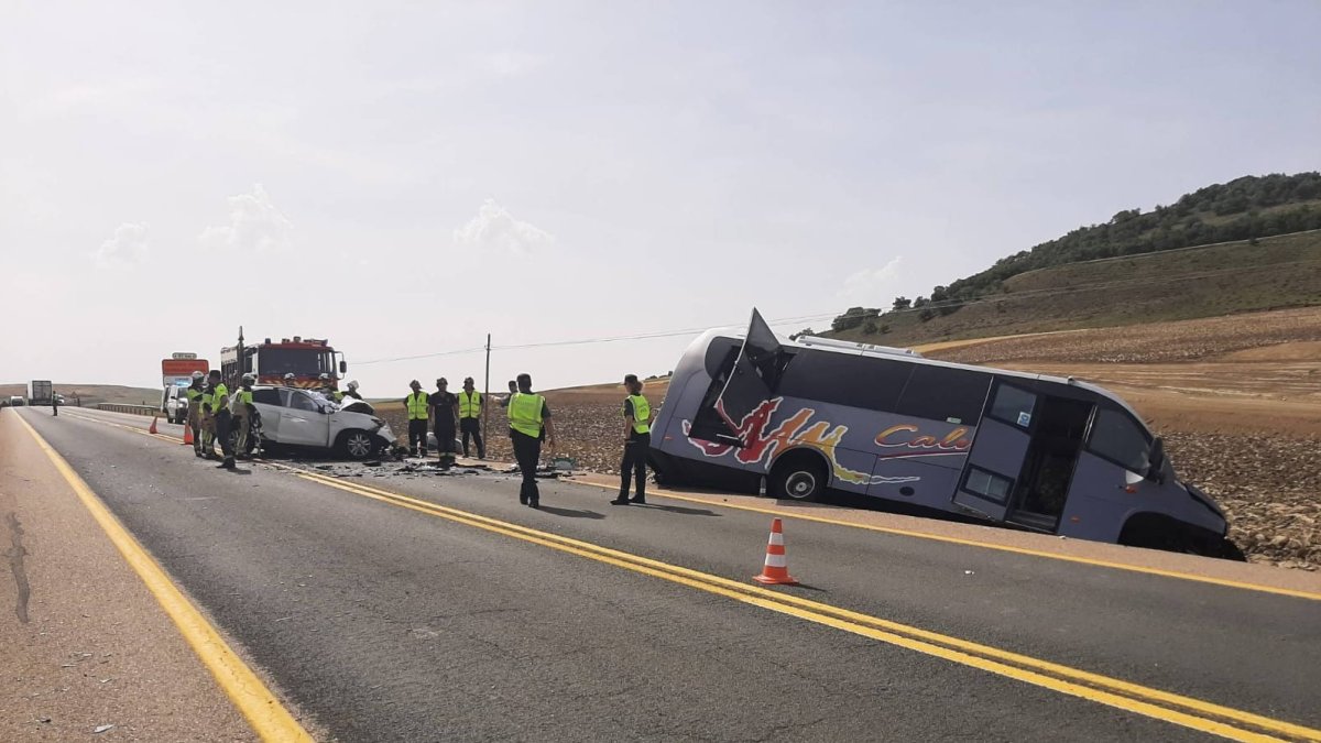 Imagen del accidente entre el autobús y el turismo. ECB