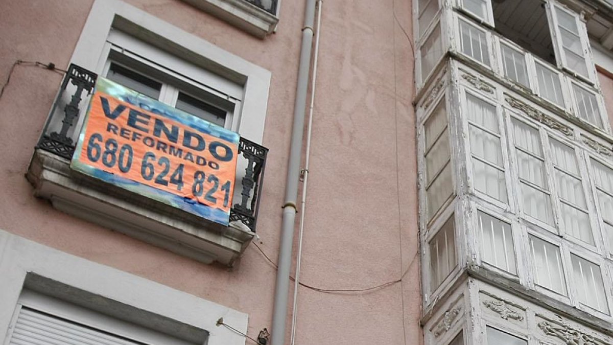 Anuncio de venta colocado en un piso de la capital burgalesa.-RAÚL G. OCHOA