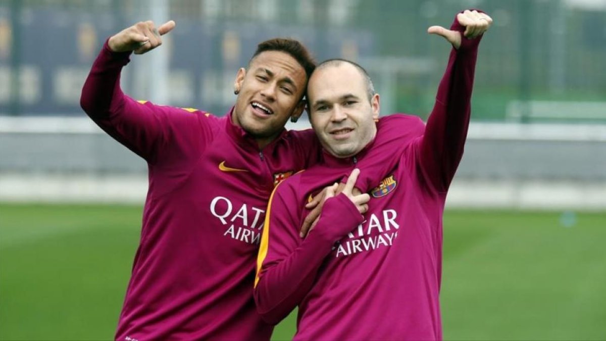 Iniesta bromea con Neymar en un entrenamiento del Barça-