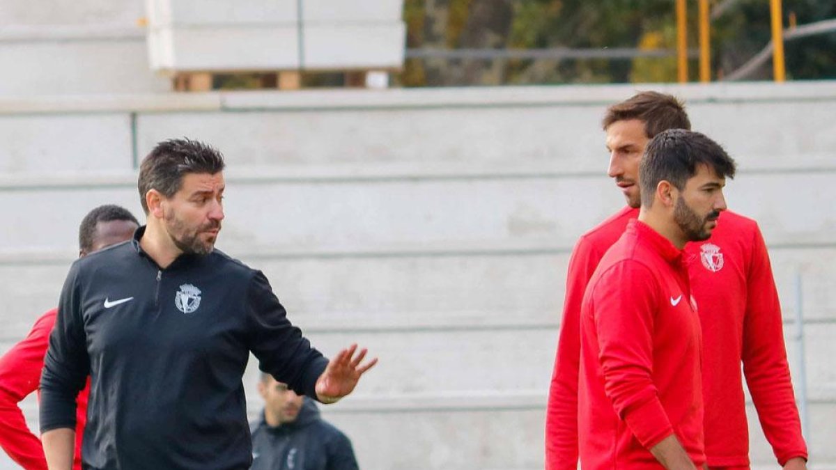 Chevi -derecha- durante un entrenamiento con Fernando Estévez.-ALBA DELGADO / BURGOS CF