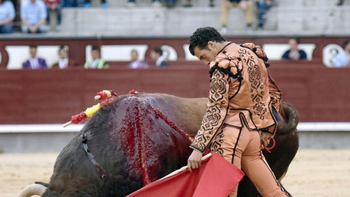 El torero arandino durante una de sus corridas.-ECB