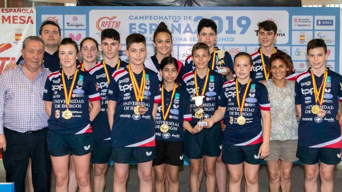 Jugadores -y cuerpo técnico- de los tres equipos del UBU TPF que han logrado medallas por escuadras-ECB