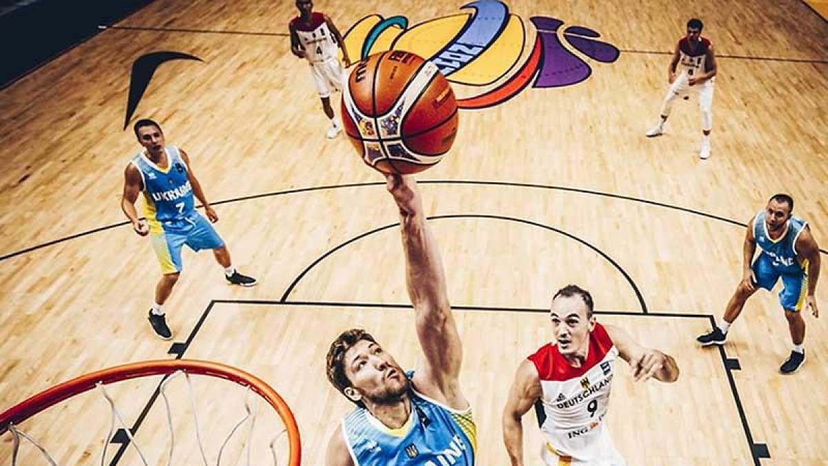 Kravtsov tapona un lanzamiento durante un partido internacional.-FIBA