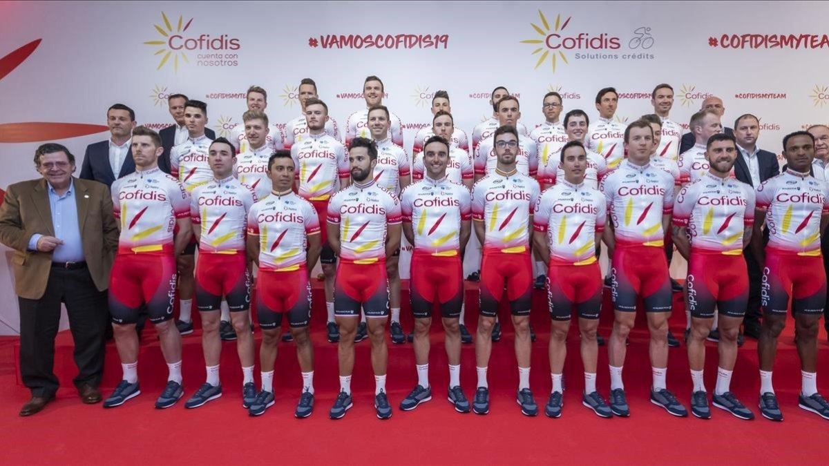 El equipo ciclista posa durante la presentación oficial en València.-MIGUEL LORENZO