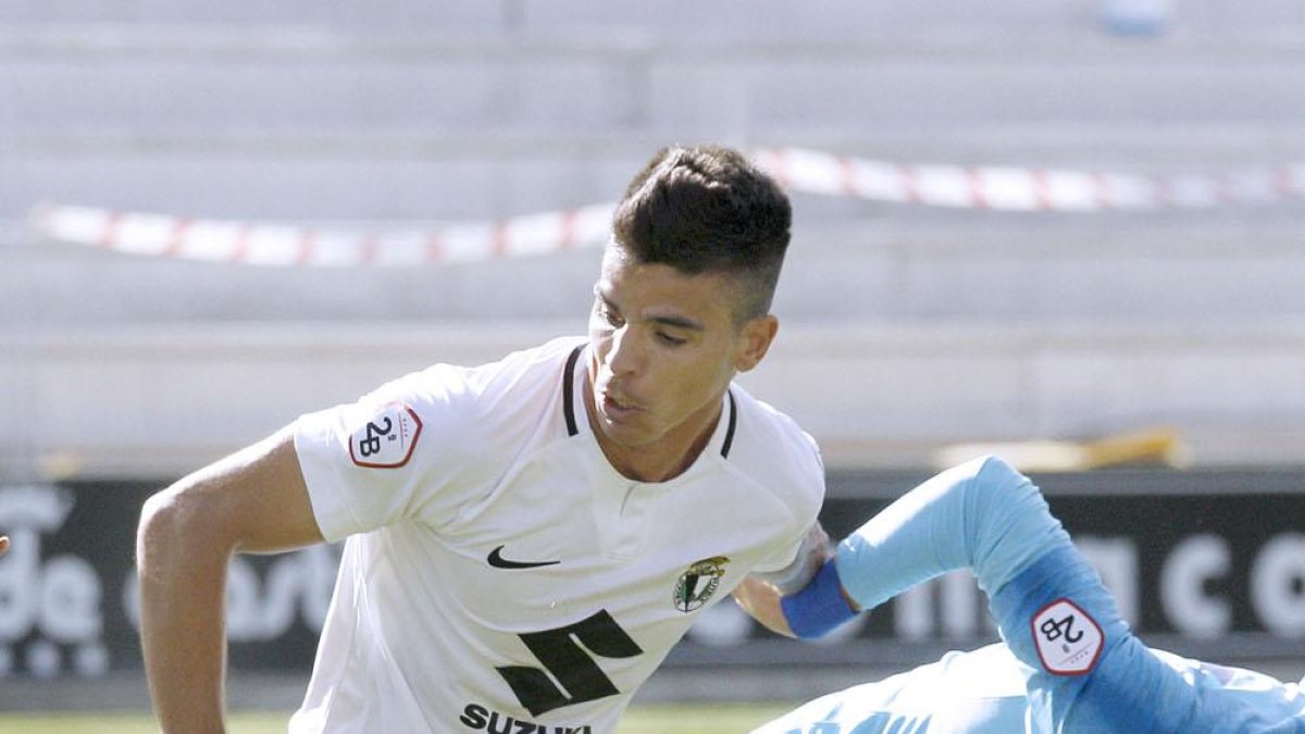 Javi Cantero se perfila como titular en el lateral izquierdo.-SANTI OTERO