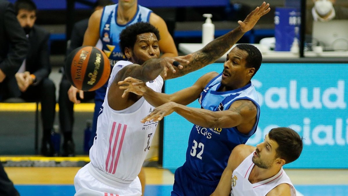 Renfroe dobla el balón en el encuentro disputado ante el Real Madrid en el Coliseum. SANTI OTERO