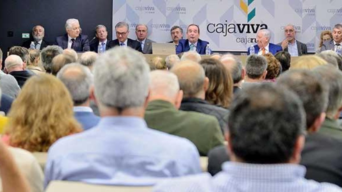Los asistentes a la primera reunión de la asamblea general en las nuevas instalaciones de la entidad escuchan el informe del director general, Ramón Sobremonte .-ECB